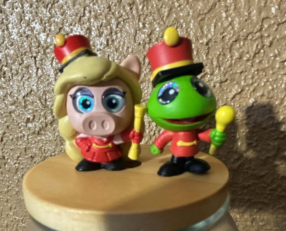 Disney Doorables Academy Miss Piggy and Kermit The Frog